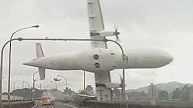 Taiwan, aereo urta ponte dopo il decollo e cade nel fiume, 26 morti        foto -          video