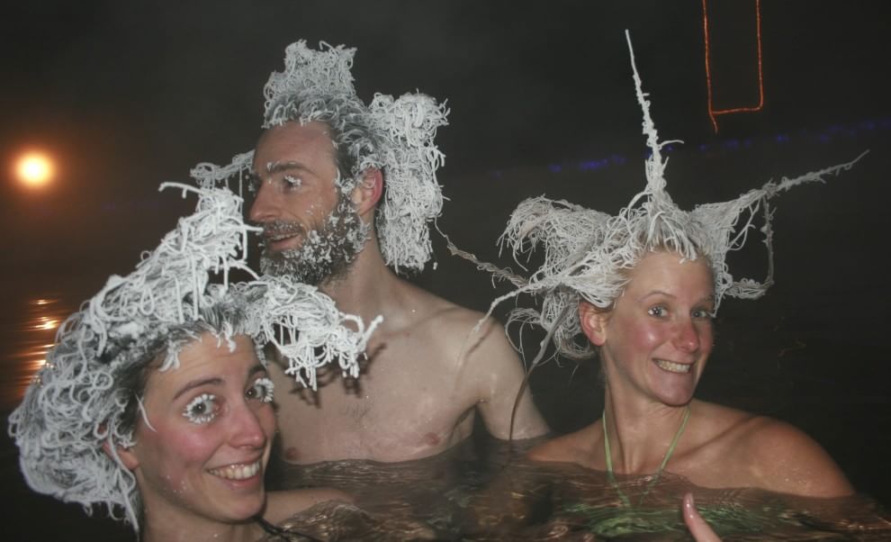 Canada, bagno nell'acqua bollente: a -30 gradi i capelli si ghiacciano