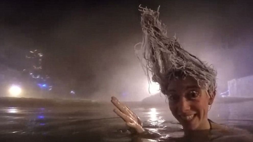 Canada, bagno nell'acqua bollente: a -30 gradi i capelli si ghiacciano