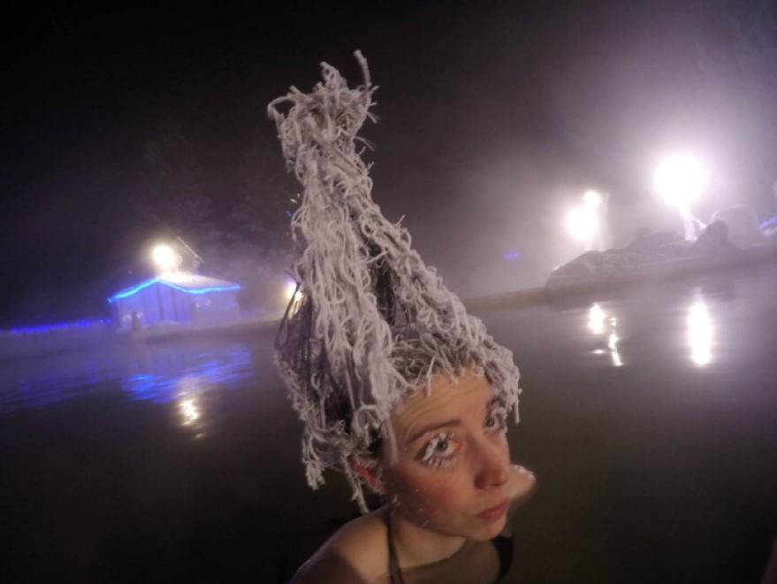 Canada, bagno nell'acqua bollente: a -30 gradi i capelli si ghiacciano