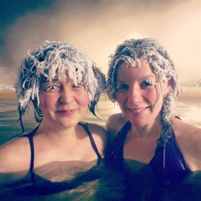 Canada, bagno nell'acqua bollente: a -30 gradi i capelli si ghiacciano
