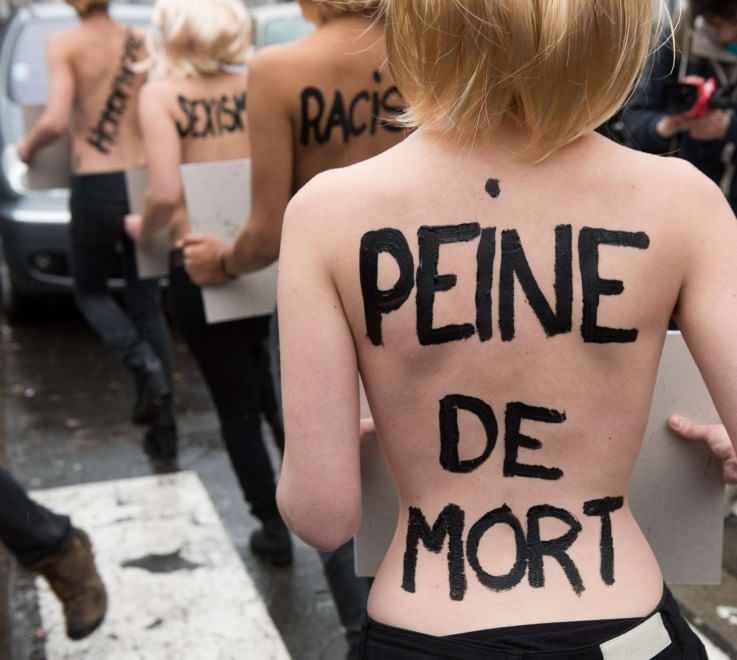 Elezioni Francia: "Je suis fasciste", le Femen contro Marine Le Pen