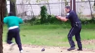 Usa, afroamericano ucciso da agente polizia di Charleston sotto accusa   video