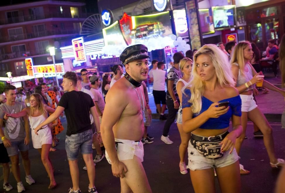 Troppo alcol e trasgressioni: Magaluf chiede aiuto alla polizia inglese
