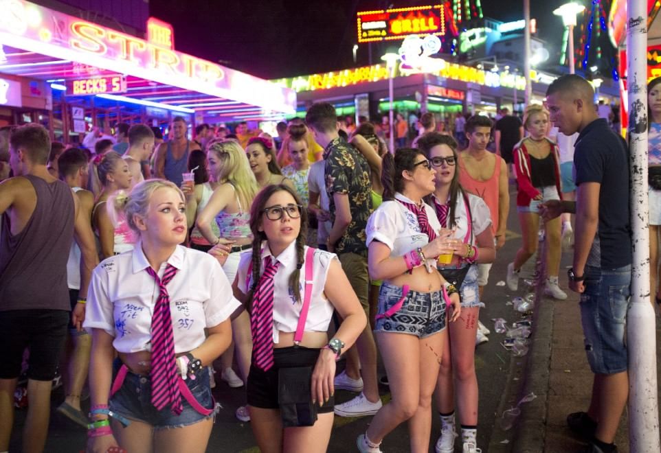 Troppo alcol e trasgressioni: Magaluf chiede aiuto alla polizia inglese