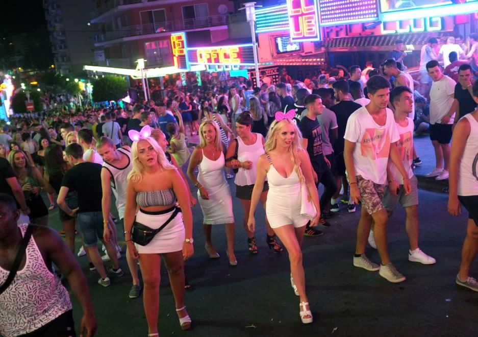 Troppo alcol e trasgressioni: Magaluf chiede aiuto alla polizia inglese