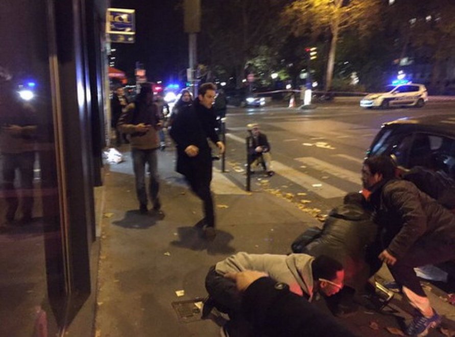 Parigi, tre attacchi a colpi d'arma da fuoco: diverse vittime