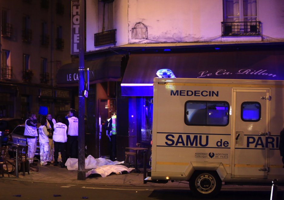 Parigi, tre attacchi a colpi d'arma da fuoco: diverse vittime