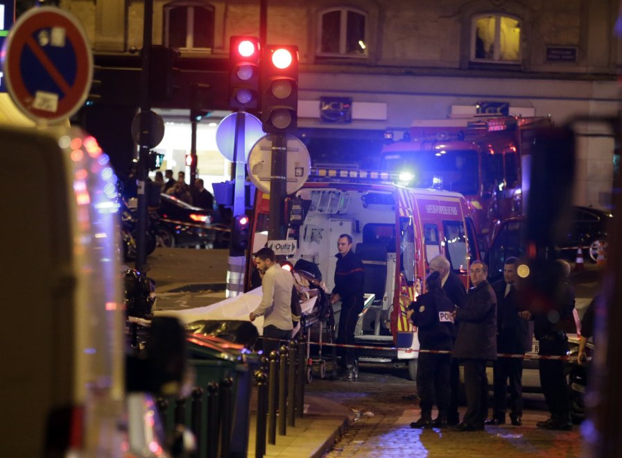 Parigi, tre attacchi a colpi d'arma da fuoco: diverse vittime