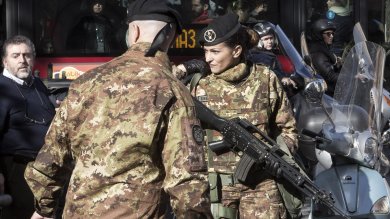 Roma e Milano, giornata di falsi allarmi  nella capitale  sospesa tre volte la metro  Evacuazione anche  alla stazione Duomo