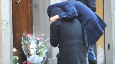 Firenze, Ashley fece entrare l'omicida  caccia a cellulare -   Foto  Il papà porta fiori