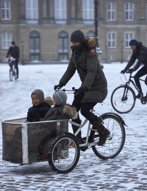 Danimarca, la lezione della principessa Mary: sotto la neve porta i gemelli a scuola in bici
