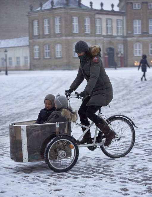 Danimarca, la lezione della principessa Mary: sotto la neve porta i gemelli a scuola in bici