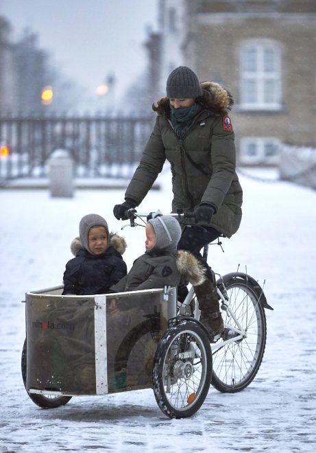 Danimarca, la lezione della principessa Mary: sotto la neve porta i gemelli a scuola in bici