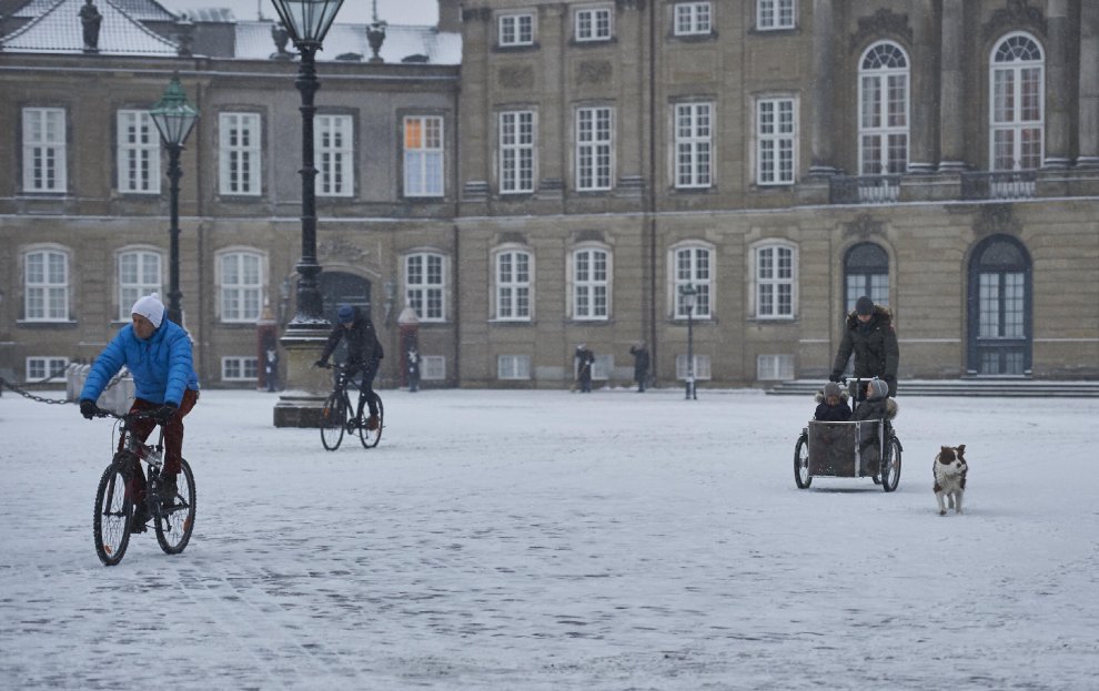 Danimarca, la lezione della principessa Mary: sotto la neve porta i gemelli a scuola in bici