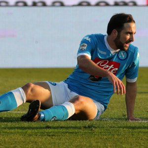 Napoli, stop in allenamento per Higuain: botta alla caviglia