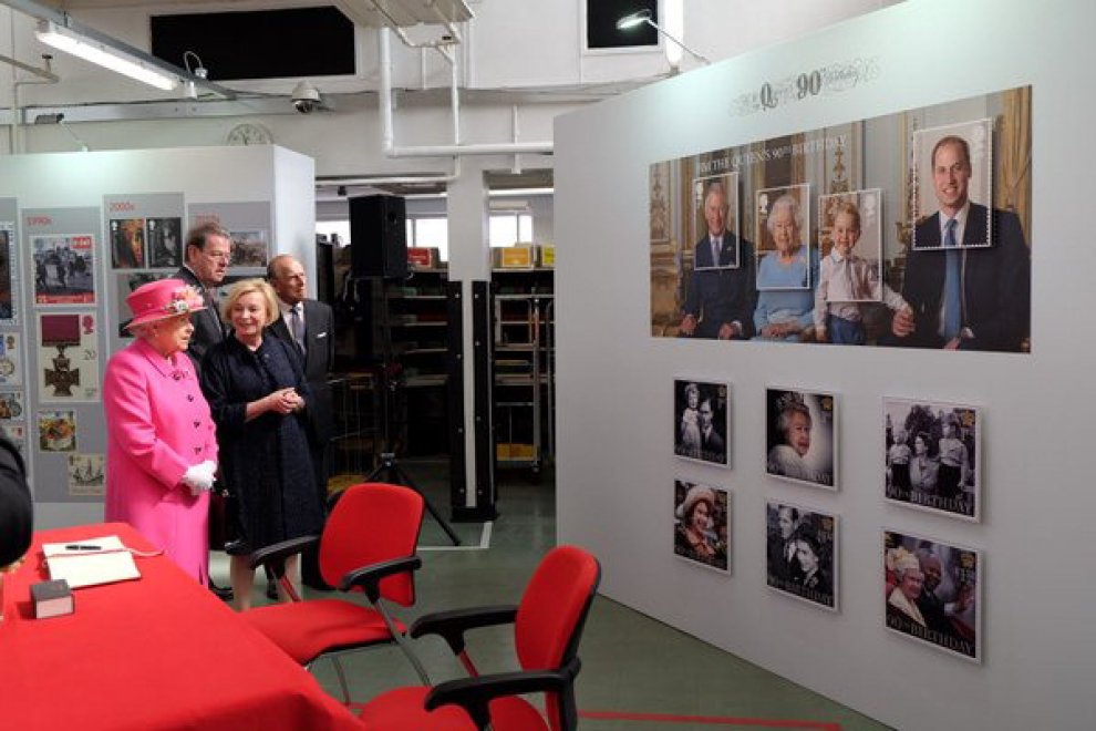 Da Elisabetta a George, quattro generazioni a confronto: la foto ufficiale per i 4 francobolli della Royal Mail