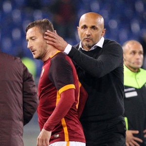 Roma, Totti anticipa l'allenamento. Seduta insieme a Spalletti