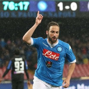 Il Napoli dei cento gol: Higuain attacca Nordhal