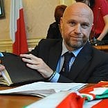 Livorno, indagato il sindaco M5s Avviso garanzia su gestione rifiuti   Grillo lo chiama : siamo con te