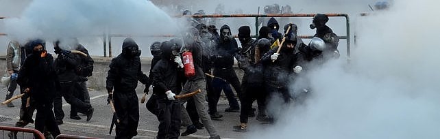 Scontri Brennero, black bloc attaccano polizia Cinque arresti, 9 fermati e 18 agenti feriti
