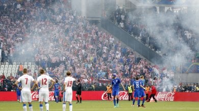 Violenza, Uefa apre inchieste su Croazia e Turchia. Ultras croati: "Colpiremo contro la Spagna"
