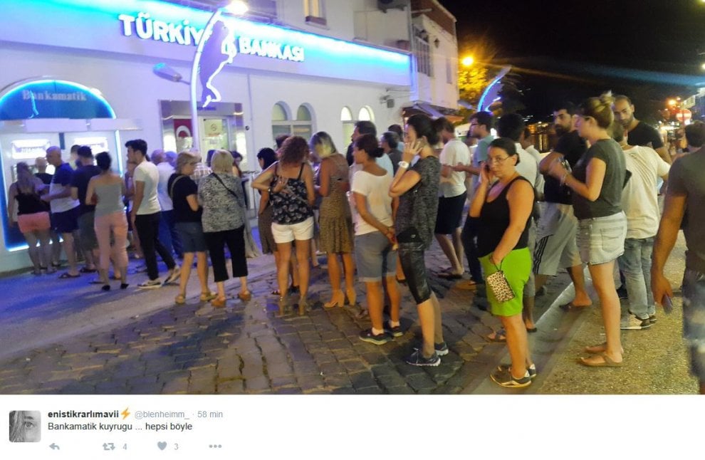 Golpe Turchia, cittadini assediano bancomat e benzinai
