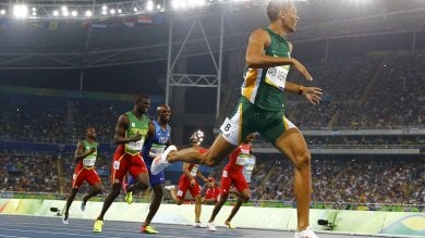 Atletica, Van Niekerk cancella Michael Jonhson: record del mondo sui 400