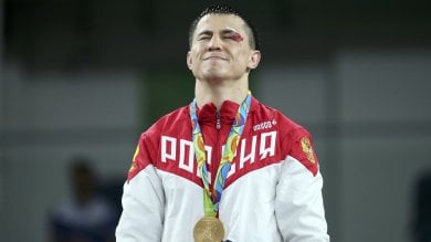 Roman, l'indistruttibile siberiano: lotta, sviene, si rialza e vince