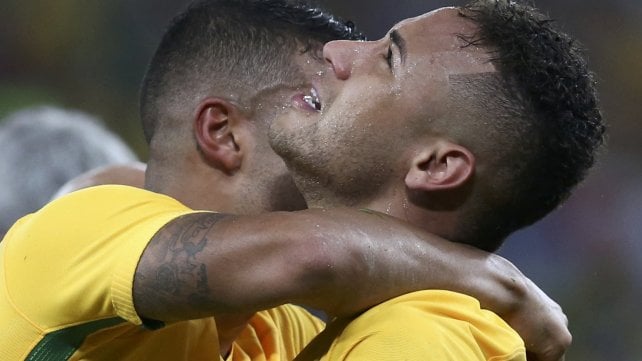 Calcio, Neymar dal dramma all'estasi: l'oro rompe la maledizione del Maracana