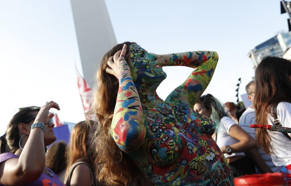 Argentina, donne in piazza per difendere il topless