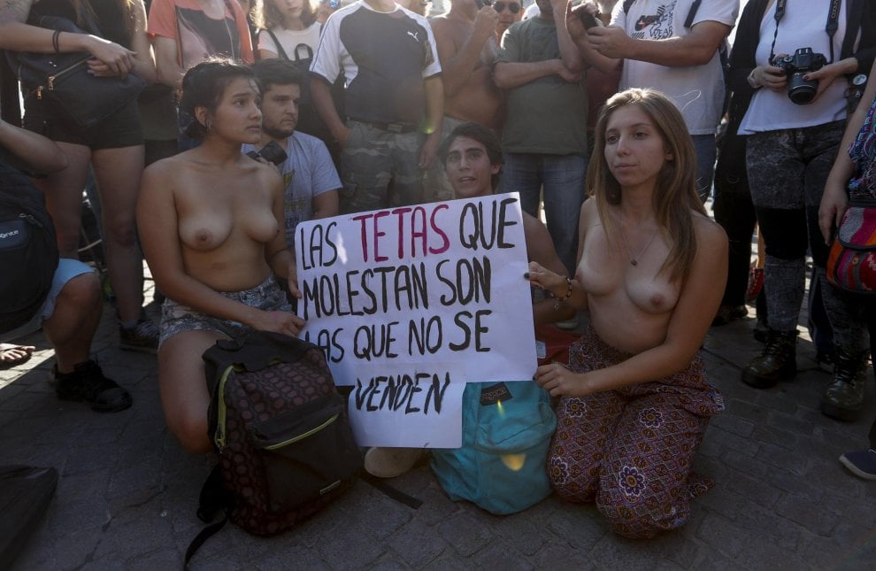 Argentina, donne in piazza per difendere il topless