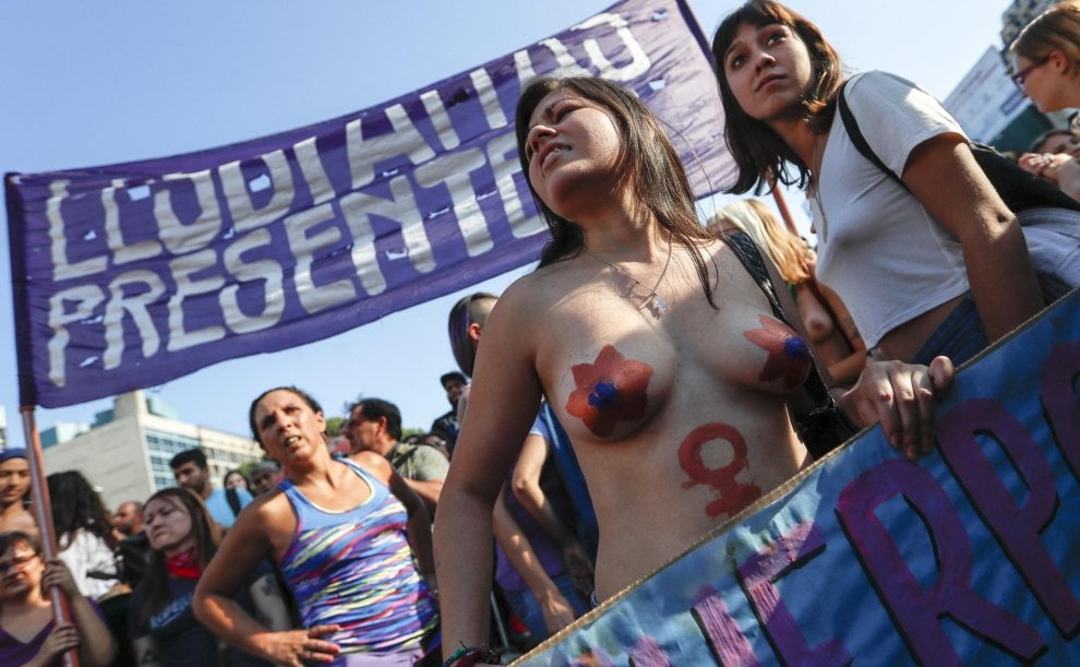 Argentina, donne in piazza per difendere il topless