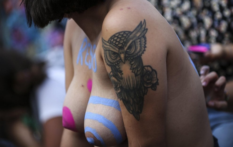 Argentina, donne in piazza per difendere il topless