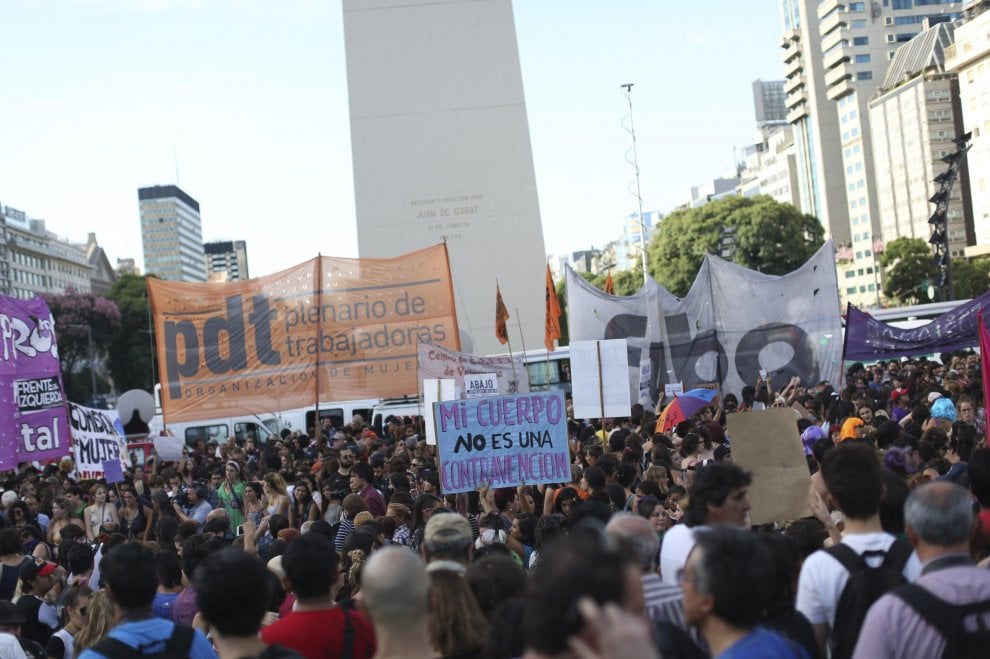 Argentina, donne in piazza per difendere il topless