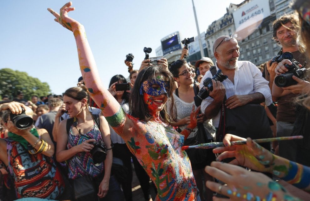 Argentina, donne in piazza per difendere il topless