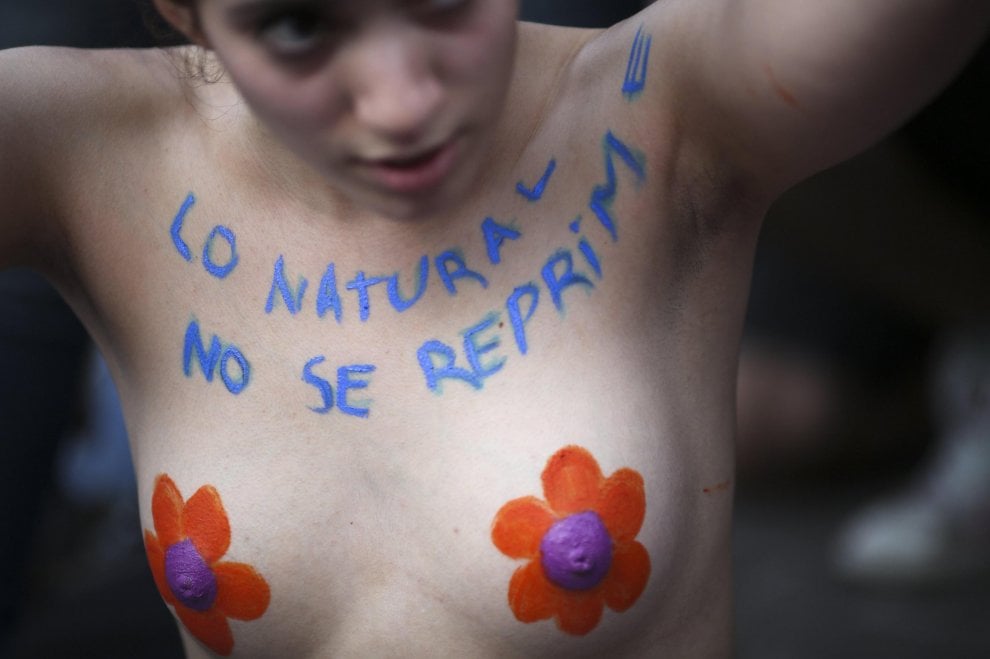 Argentina, donne in piazza per difendere il topless