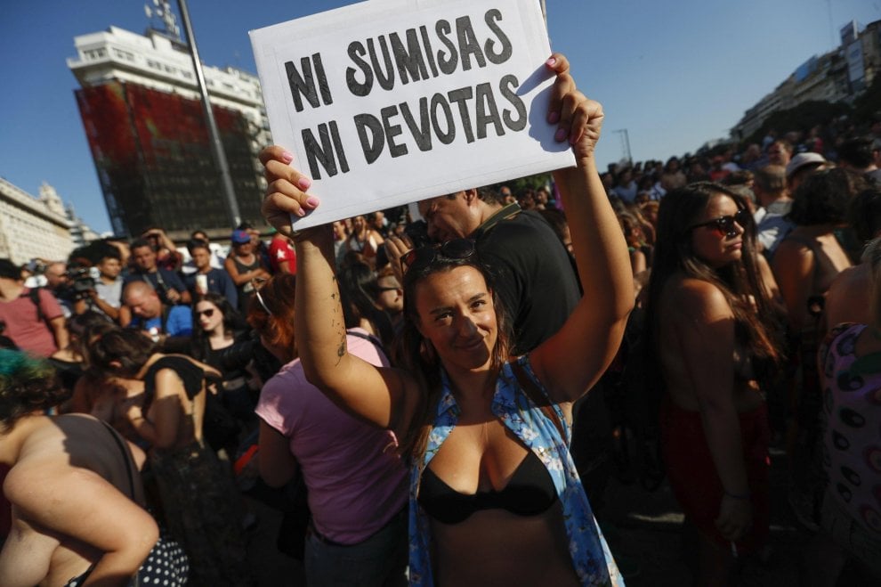 Argentina, donne in piazza per difendere il topless