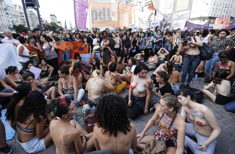 Argentina, donne in piazza per difendere il topless