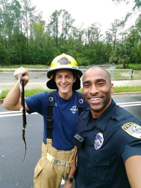 Uragano Irma, il selfie degli agenti diventa virale: ecco i poliziotti più belli del web