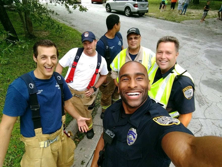 Uragano Irma, il selfie degli agenti diventa virale: ecco i poliziotti più belli del web