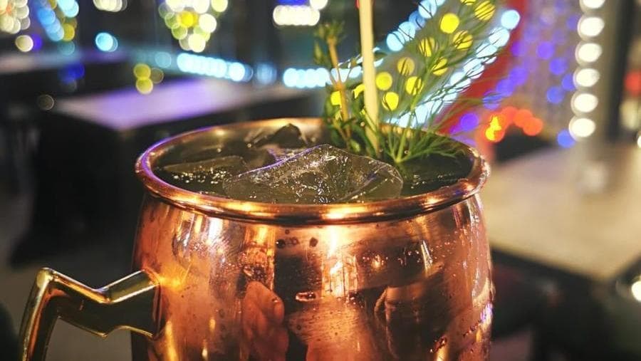 Oriental Mule di Salvatore Romano (Barz8): 50 ml di sake infuso alle foglie di shiso porpora, 10 ml succo di yuzu, 15 ml sciroppo artigianale di wasabi; colmare con ginger beer (70 ml)