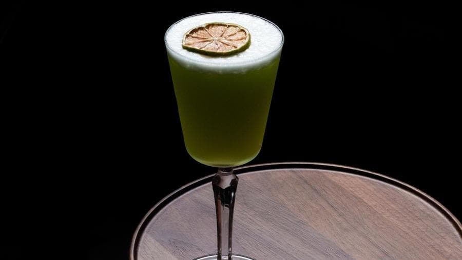 Jnpr Sour di Flavio Angiolillo (MAG Cafè): 50 ml Jnpr (botanial spirit analcolico), 15 ml succo di arancia, 25 ml limone, 15 ml zucchero, 15 ml albume
