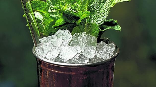 Milf Julep di Alessandro Procoli (Jerry Thomas Speakeasy): 90 ml Bourbon, 20 ml sciroppo di orzata, 5-6 foglie di menta, top di latte di mandorle
