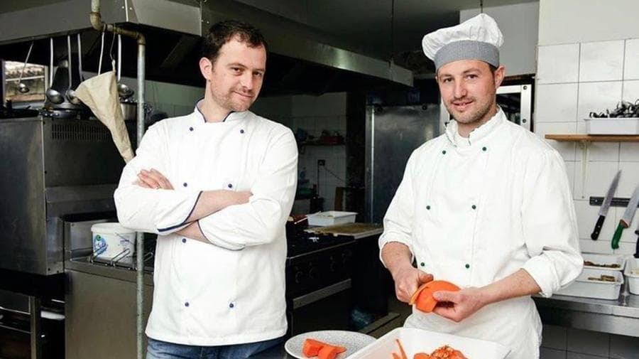 Lo chef Altin Prenga (a sinistra) con il fratello Anton
