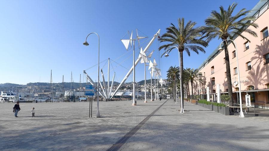 Locali chiusi nella zona del Porto Antico di Genova (@Luca Zennaro/Ansa)
