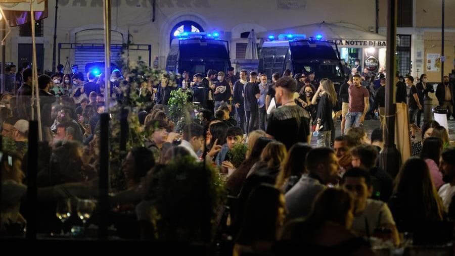 Campo de' Fiori nel primo weekend di riapertura dei locali (@Mauro Scrobogna /LaPresse)
