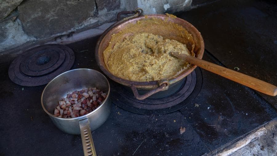 Paiolo di polenta e pancetta rosolata (@Andrea Buonopane)
