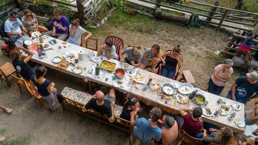 La tavolata con i ragazzi di Bardorti nella borgata di Villard (@Andrea Buonopane)
