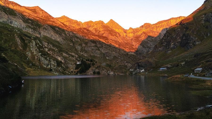 L'alba sul lago Malciussia (@Andrea Buonopane)
